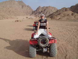 На квадроциклах по пустыне