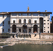 Фасад Уфиции, выходящий на набережную реки Арно.